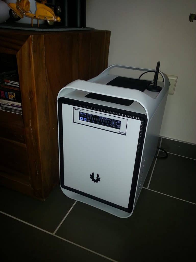 Le boitier Bitfenix rend bien dans le salon.