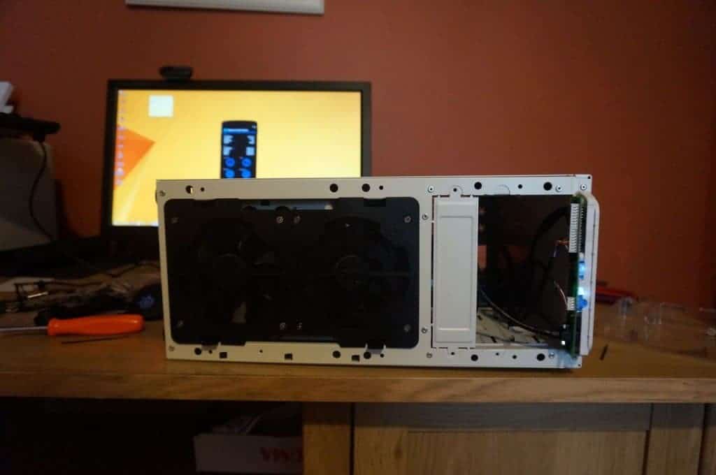 BitFenix Neos - En facade, un support amovible avec filtres anti-poussières pour deux ventilateurs 120mm