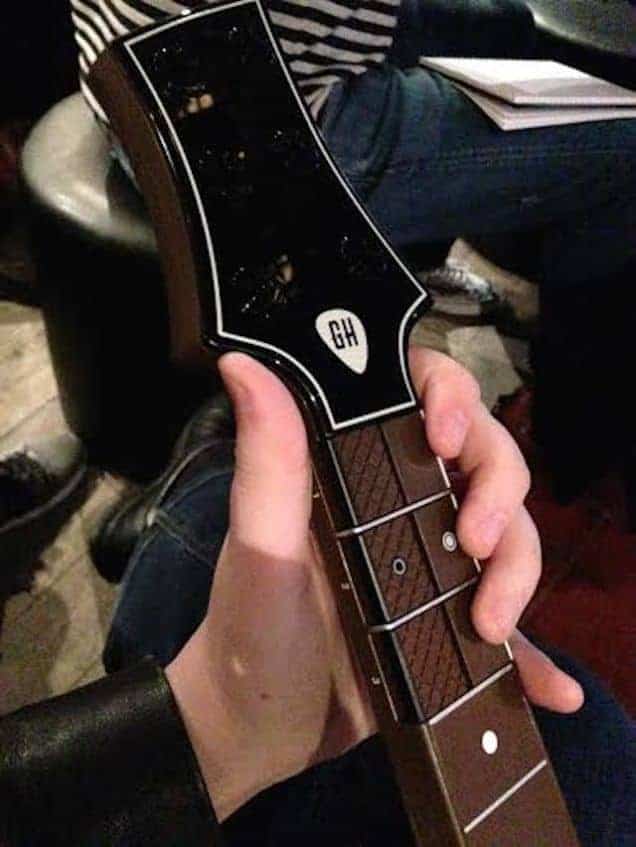 Guitar Hero Live - La disposition des boutons sur deux niveaux