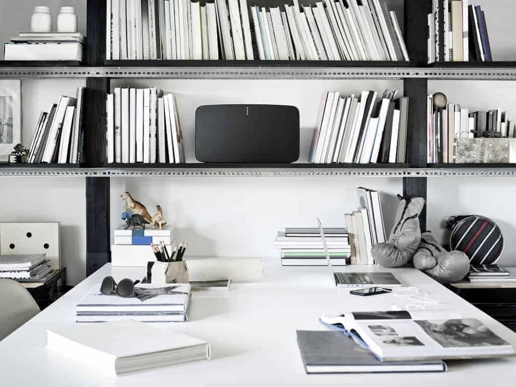 Sonos Play 5 - Cela manque un peu d'ordi pour être un bureau de geek.