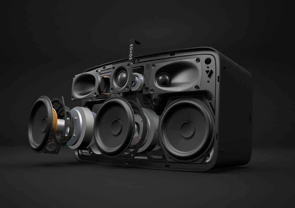 Sonos Play 5 - Derrière sa grille perforée, la Sonos Play 5 dissimule 6 hauts-parleurs. Un de plus que l'ancienne version !