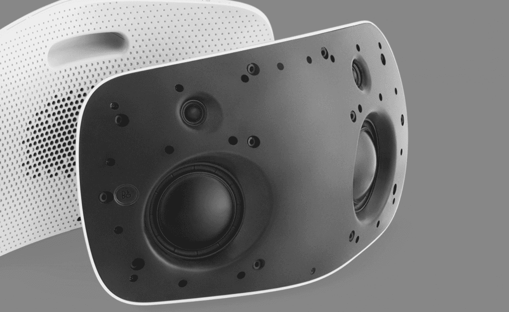 Beoplay - Derrière son enveloppe textile, la Beoplay dissimule 5 hauts-parleurs, prêts à lâcher 240 watt de son.