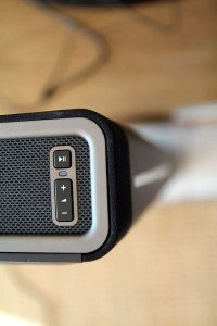 Sonos Playbar & Sub - Les grilles latérales apportent un joli contraste. ©Photos Violaine Fouillouse