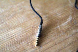 RHA S500i - Le jack est doré à l'or, attention messieurs-dames !