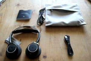 Backbeat Sense - La housse est chic, et le kit accessoires complet.