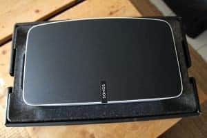 Sonos Play:5 - Drôle de disposition pour l'enceinte dans sa boîte.