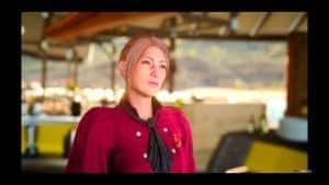 Athéna s'est recycler en serveuse de bar au port apparement.