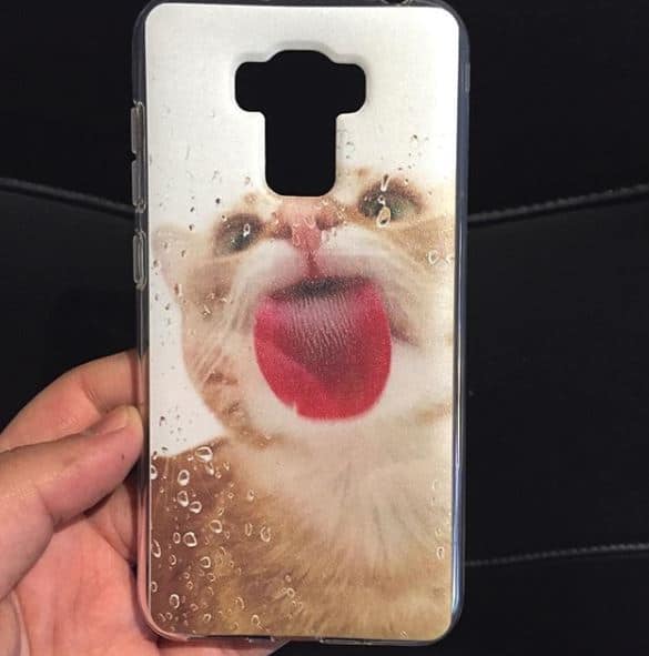 Coque Design - Chat qui lèche le téléphone