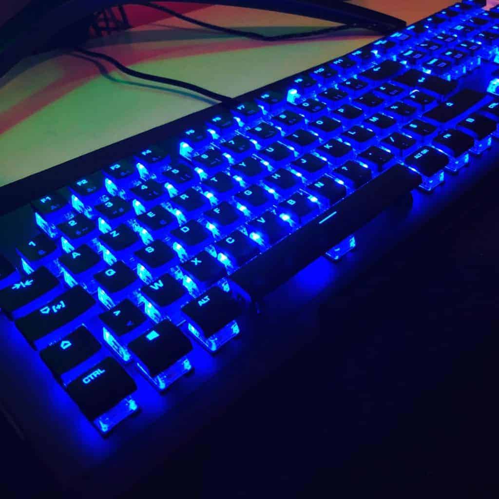 Roccat Vulcan 80 - Un rétroéclairage bleue stylé