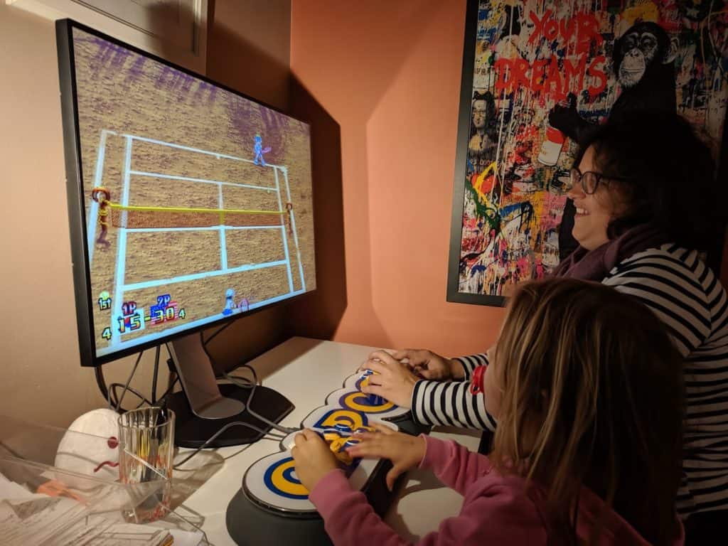 Ma femme et ma fille qui s'éclatent sur Capcom Sports Club