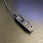 Roccat Kain 200 AIMO - Le dongle sur l'adptateur