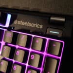 La touche multifonction et la molette de volume du SteelSeries Apex 3