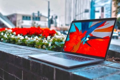 Un ordinateur à l'extérieur