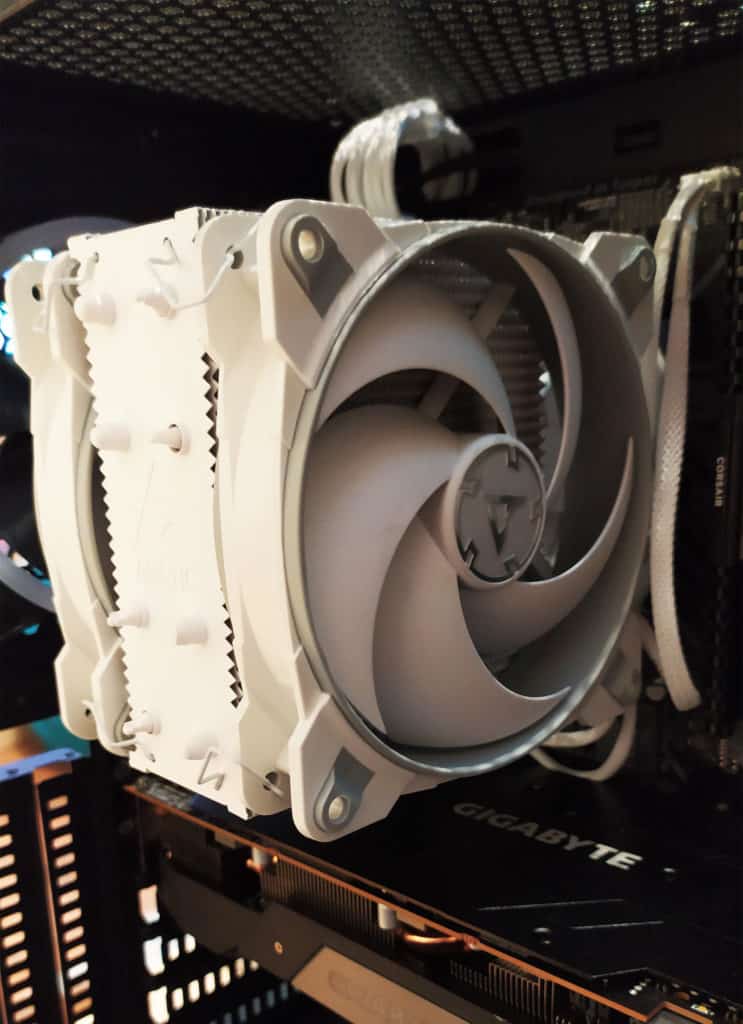 L'Arctic Freezer 34 eSports DUO installé dans une tour