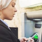 Femme devant distributeur billet (003)