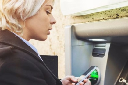 Femme devant distributeur billet (003)