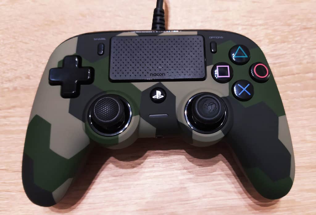 La Nacon Wired Compact Controller posée sur une table