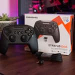 La SteelSerie Stratus Duo posée sur une table