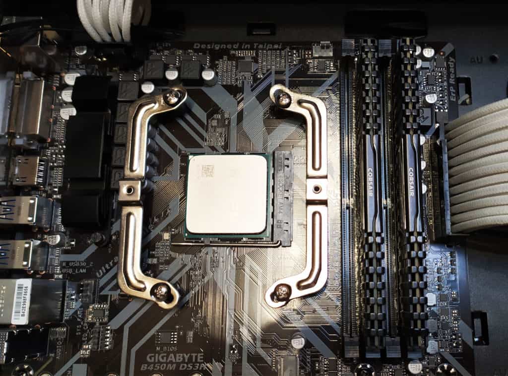 Les fixations du be quiet! Shadow Rock 3 installés sur une cate mère