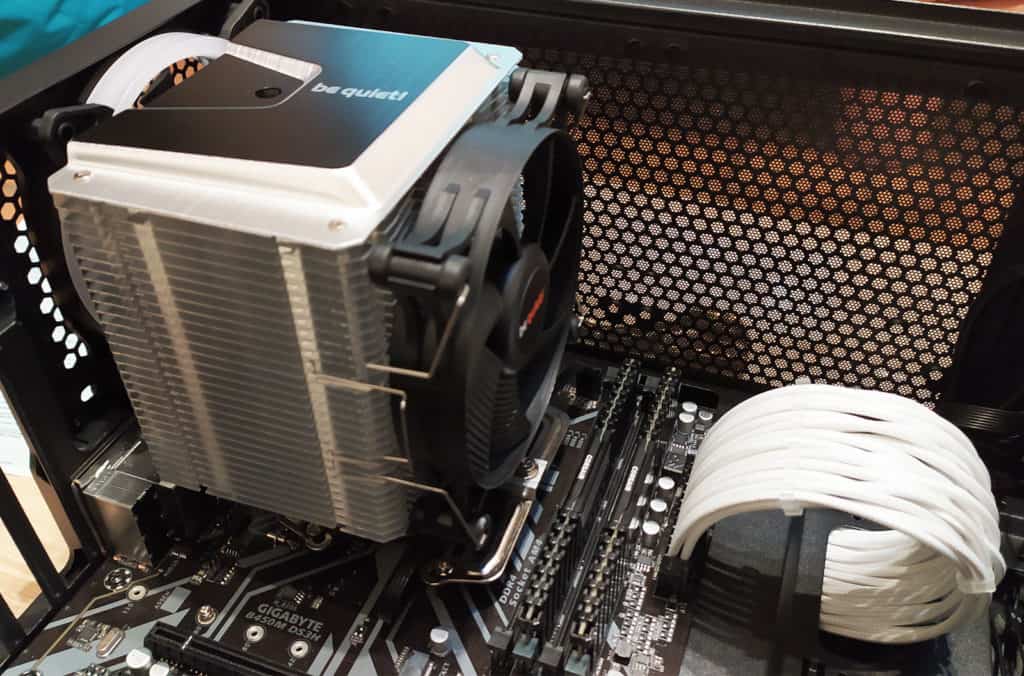 Le be quiet! Shadow Rock 3 installé sur une carte mère