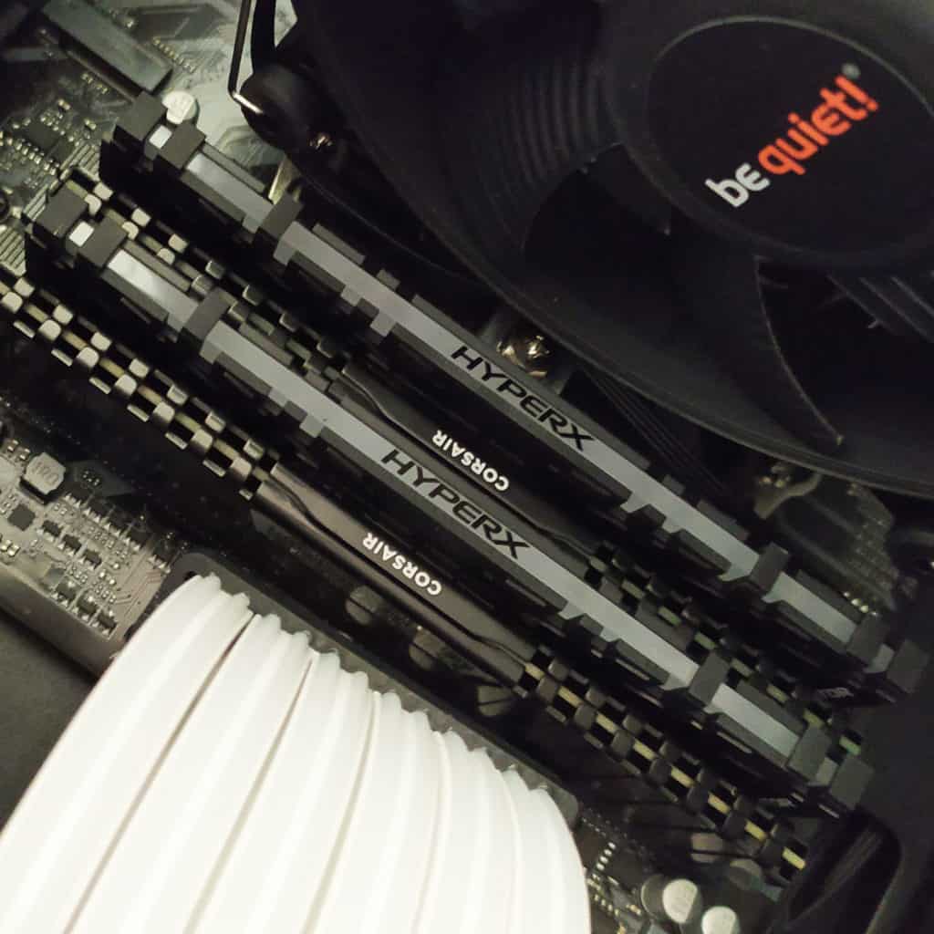 Les barrettes HyperX Predator installées sur une carte mère