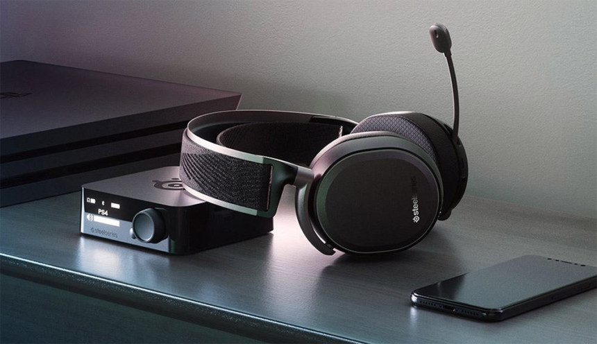 Le casque SteelSeries Arctis Pro Wireless posé sur un bureau