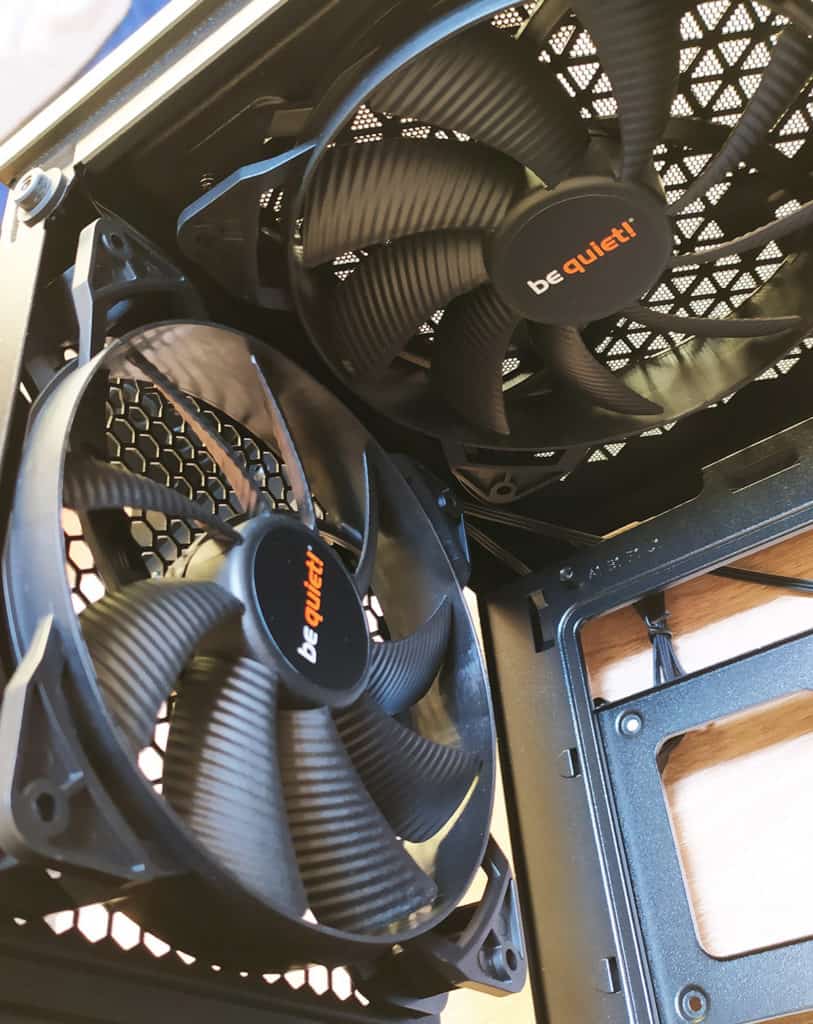 Gros plan sur les ventilateurs de la Pure Base 500DX