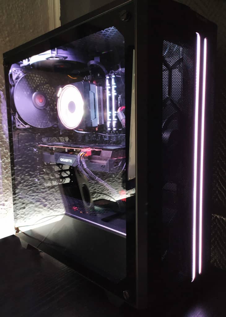 Le Pure Base 500DX allumé sur un bureau