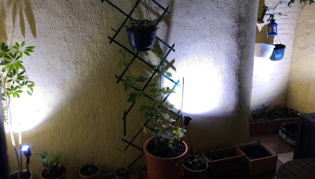 Les spots de la gamme des lumières d'extérieur innr installés dans une cours