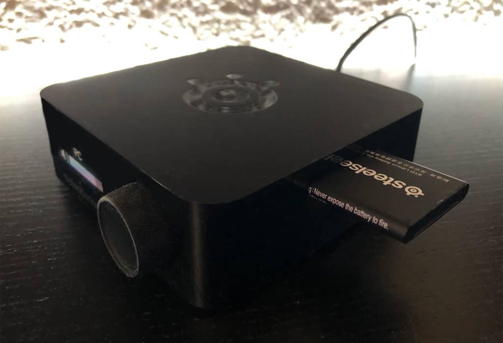 Une des batteries du SteelSeries Arctis Pro Wireless