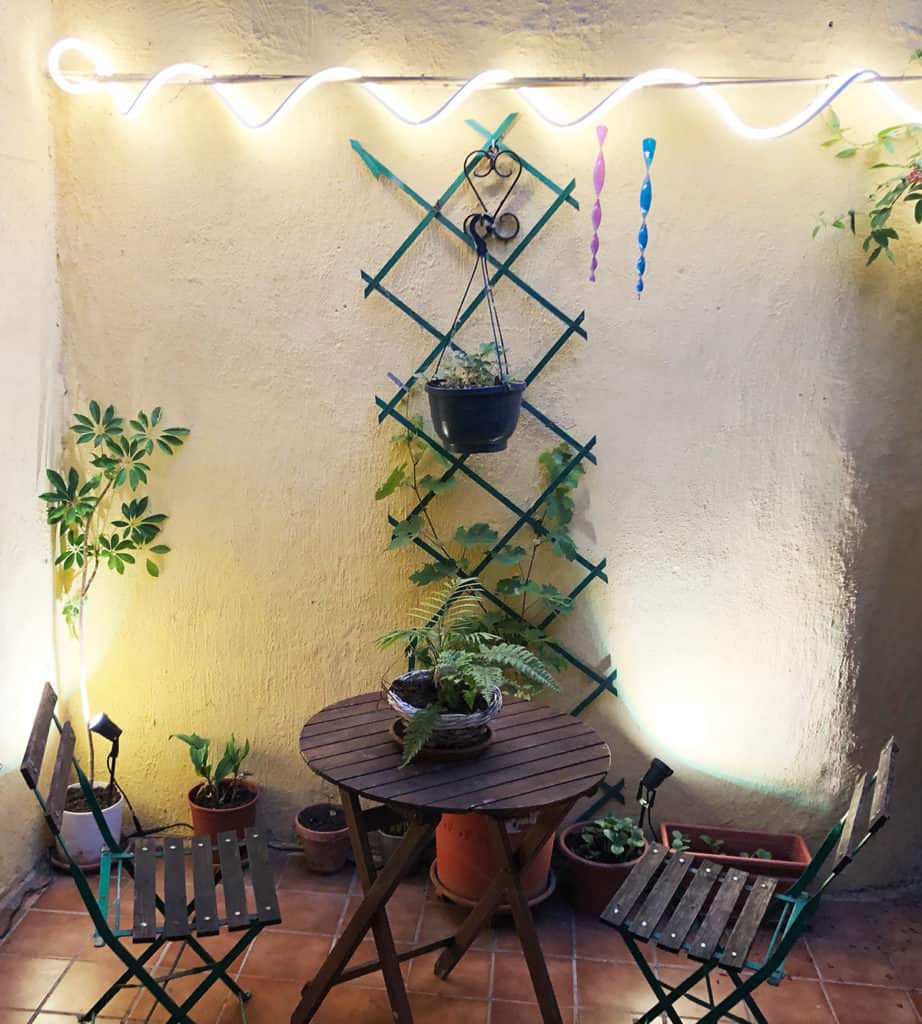 Les lumières d'extérieur innr installées dans une cours