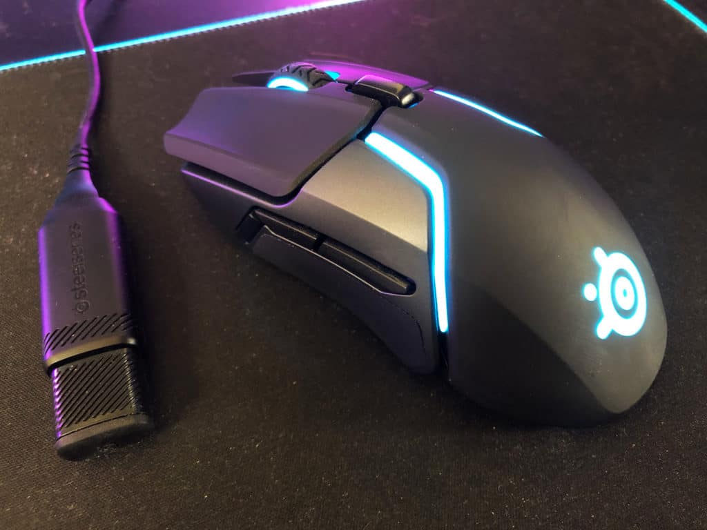 Gros plan sur la SteelSeries Rival 650 et le le dongle