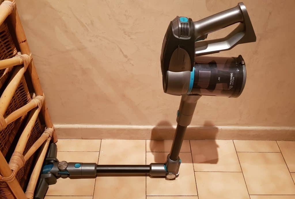 En mode verticale pour passer sous les meubles.