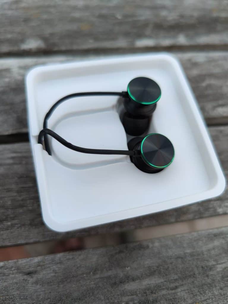 Les écouteurs inclus dans le packaging sont sympas