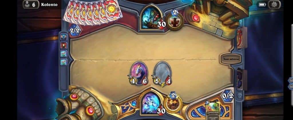 Au tour 2, je place deux serviteurs énormes, l'un avec un effet de zone et l'autre un moteur de pioche