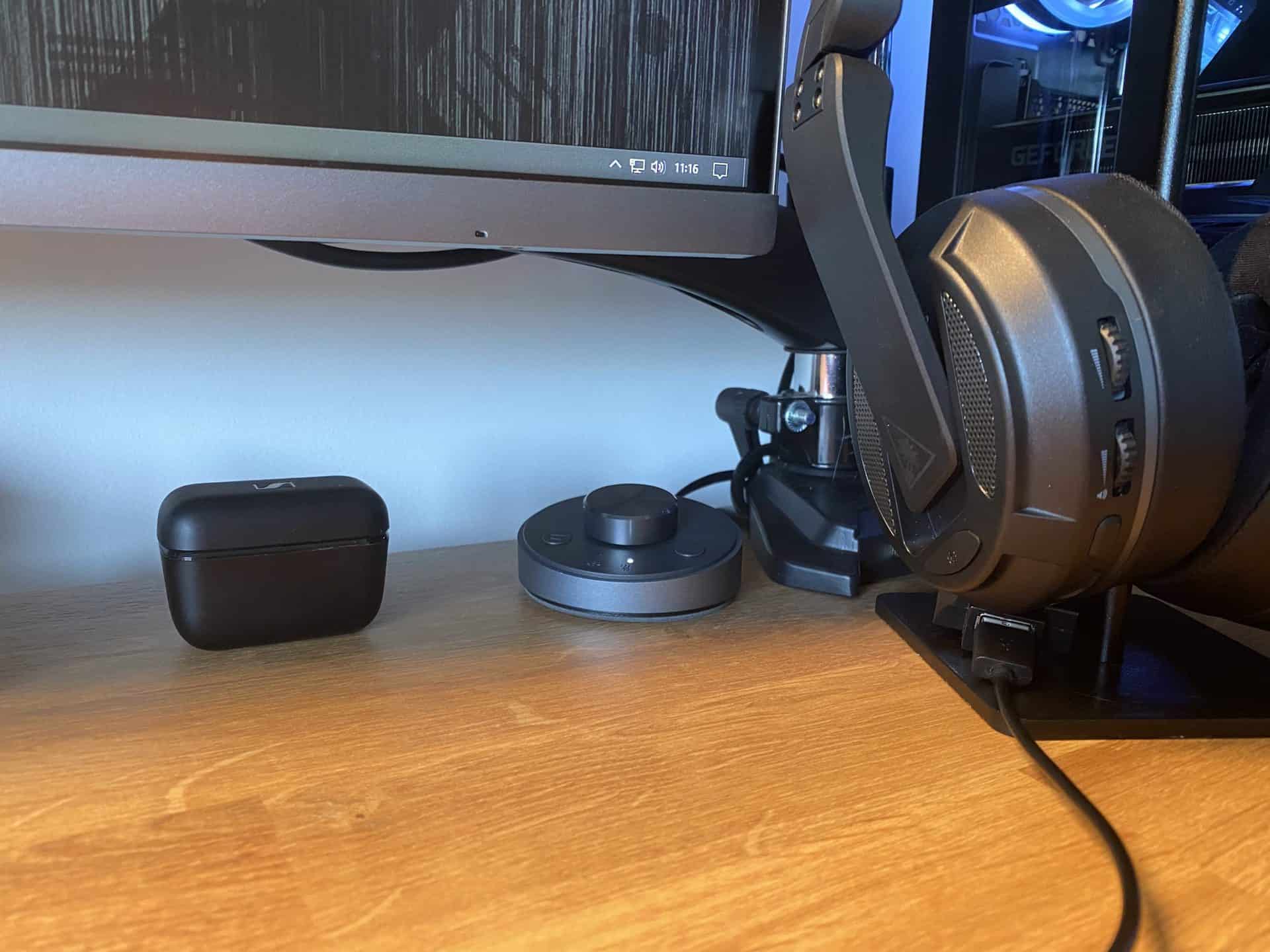 La télécommande de la BenQ ScreenBar Plus sur un bureau