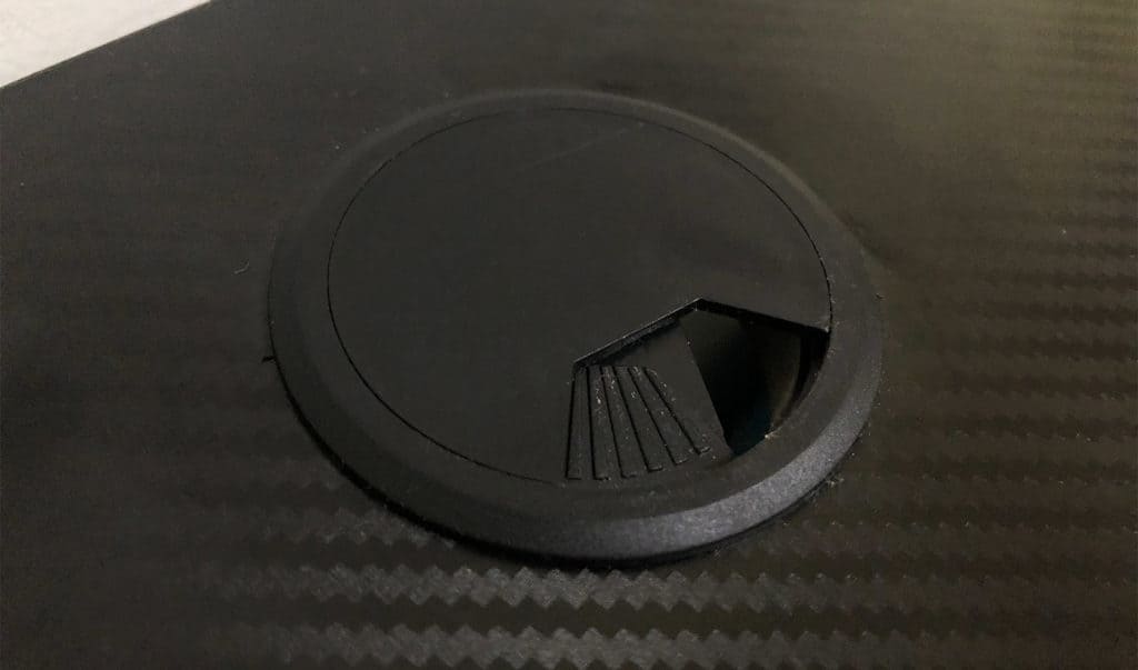 gros plan sur un des trous du bureau Aerone Gamer Zero