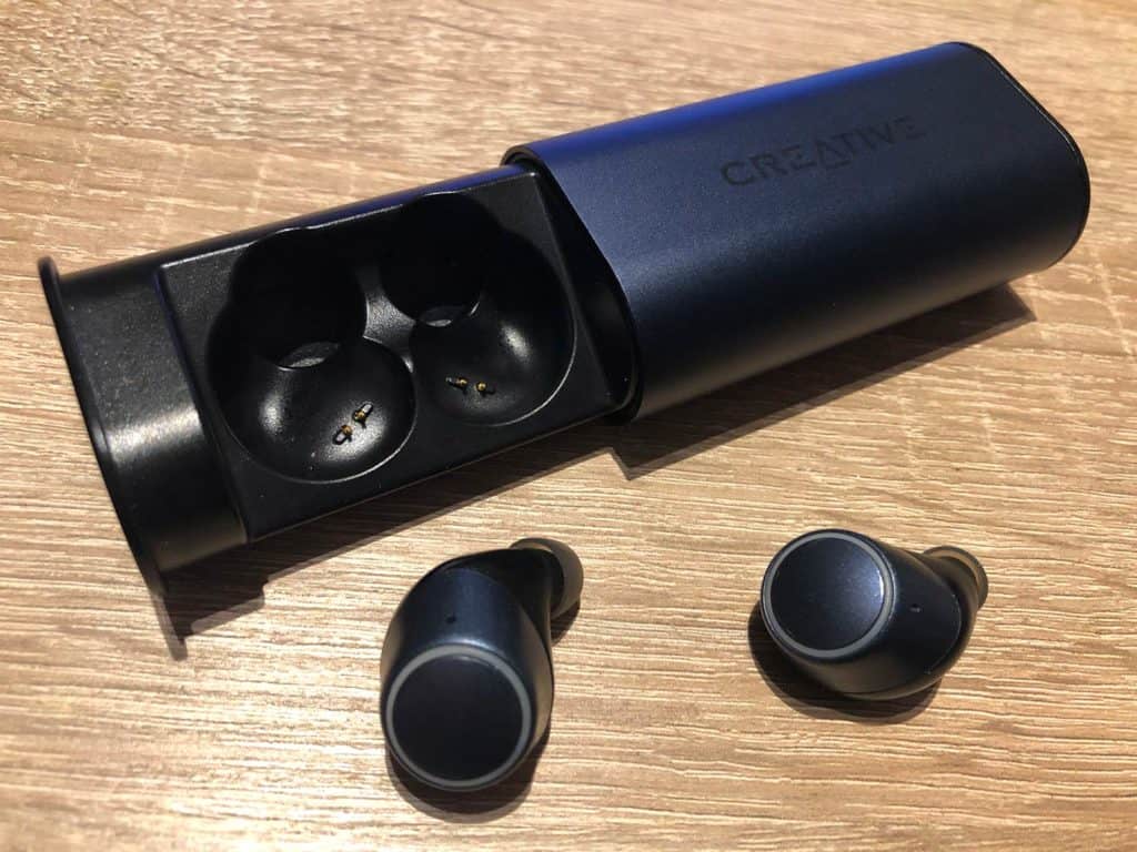 Les écouteurs Creative Outlier Air V2 sortis de leur boîtier