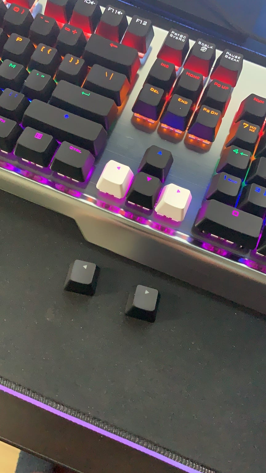 Les touches blanches fournies avec le Trust GXT 877 offre un petit quelque chose en plus