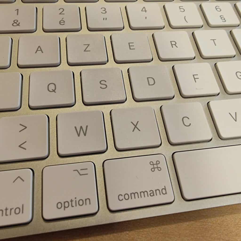 En gros blanc, on reconnait le style caractéristique de la marque