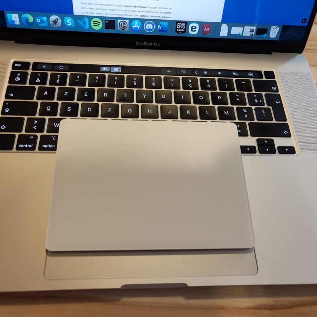 Sa taille est similaire à celle de mon Macbook Pro 16