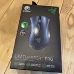 Le packaging de la Razer DeathAdder V2 PRO de face