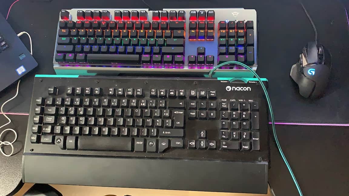 Mon Nacon à l'air géant à côté du Trust GXT 877 Scarr