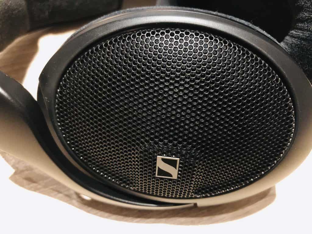 Une des oreillettes du Sennheiser HD 560S
