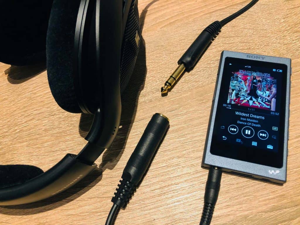 Le Sennheiser HD 560S à côté d'un Walkman Sony