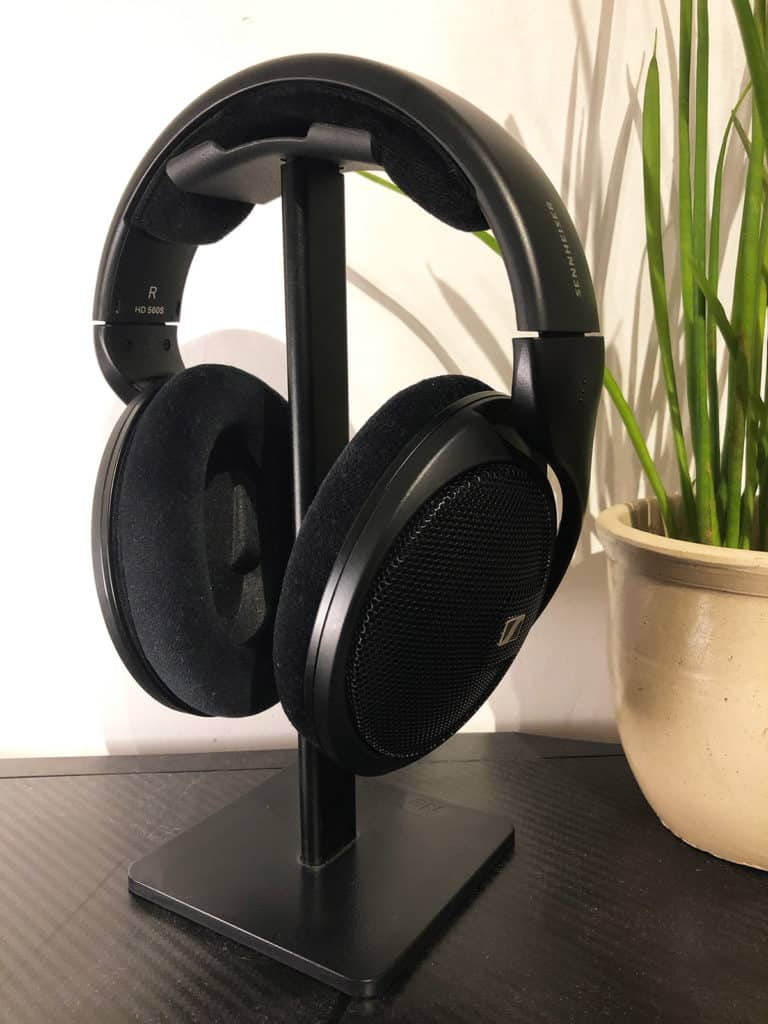 Le Sennheiser HD 560S sur un support à côté d'une plante
