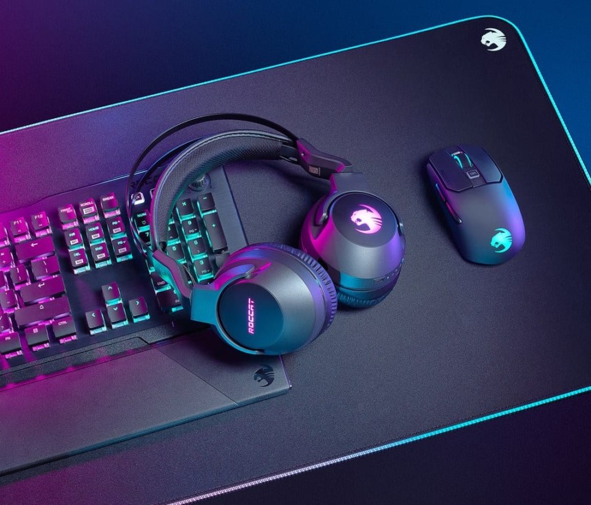 Le Roccat Elo 7.1 Air posé sur un bureau avec un clavier et une souris