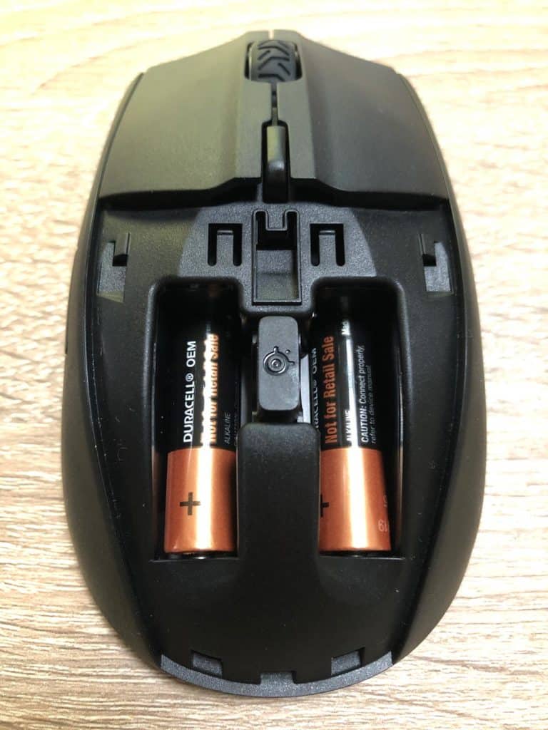 La SteelSeries Rival 3 Wireless ouverte dans laquelle on peut voir ses deux piles et son dongle