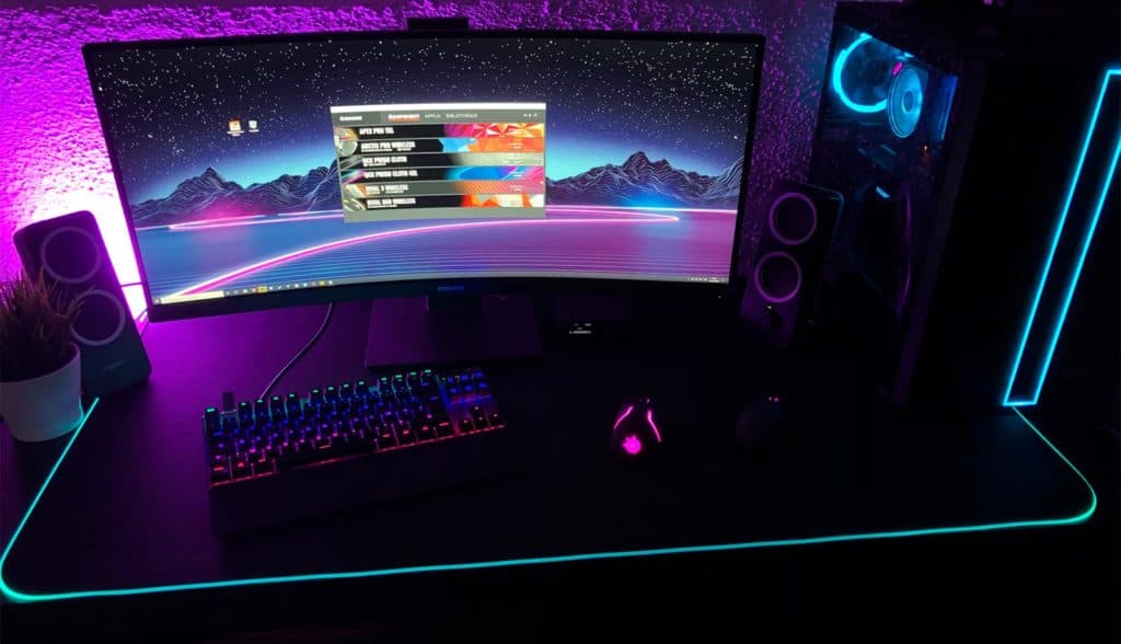 La SteelSeries Rival 3 Wireless et d'autres préiphériques posés sur le QcK Prism Cloth 4XL