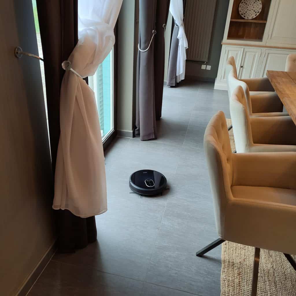 Il se faufile facilement à travers les différents obstacles qui se dressent face à lui